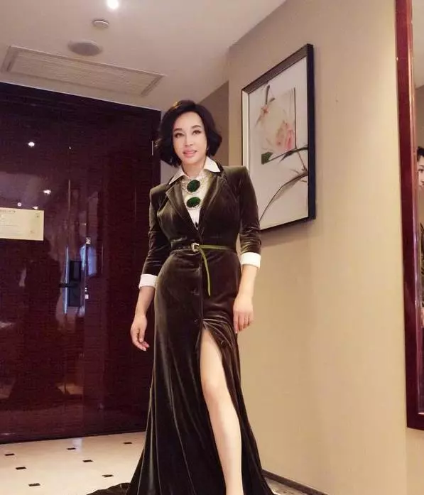 64歲劉曉慶總算服老了!素顏在社區遛狗,樸素穿搭像隔壁老奶奶:正確對待老去的人,才是真的懂人生