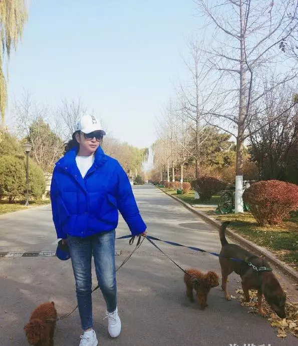 64歲劉曉慶總算服老了!素顏在社區遛狗,樸素穿搭像隔壁老奶奶:正確對待老去的人,才是真的懂人生