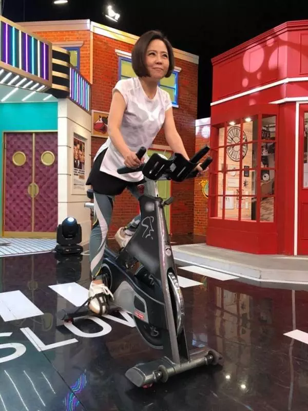54歲于美人用喝的就能減肥,「短短2周瘦3公斤」!自曝「每天喝這1杯」消水腫超有效:離婚後瘦身的我,更加自信