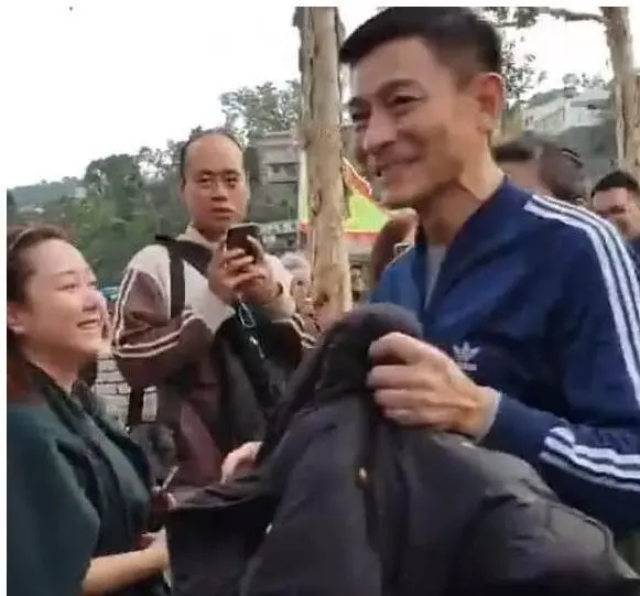 劉德華與殘疾人握手,一個細節引起了所有人的注意,人品好不好,一件小事看透徹 !