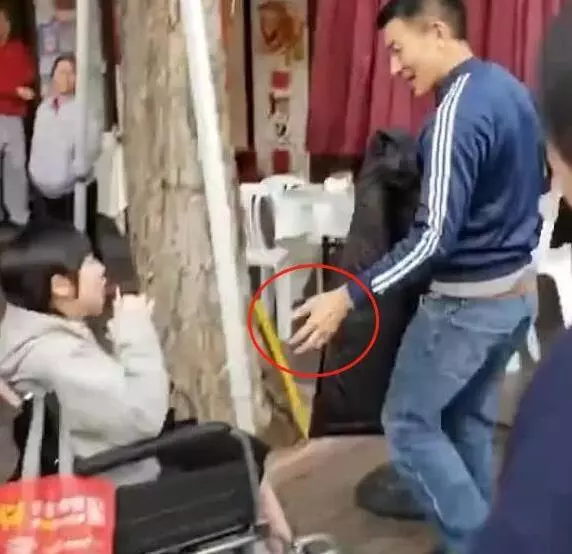 劉德華與殘疾人握手,一個細節引起了所有人的注意,人品好不好,一件小事看透徹 !