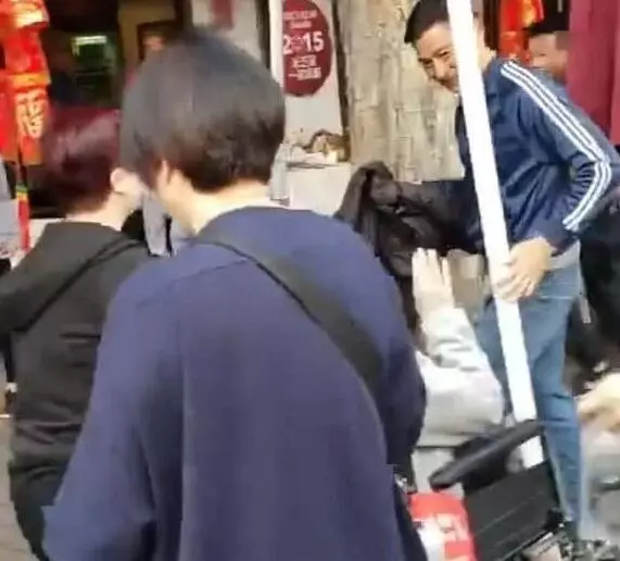 劉德華與殘疾人握手,一個細節引起了所有人的注意,人品好不好,一件小事看透徹 !