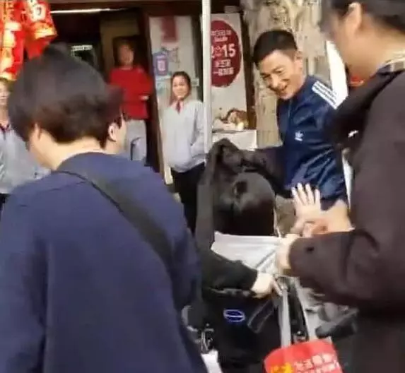 劉德華與殘疾人握手,一個細節引起了所有人的注意,人品好不好,一件小事看透徹 !