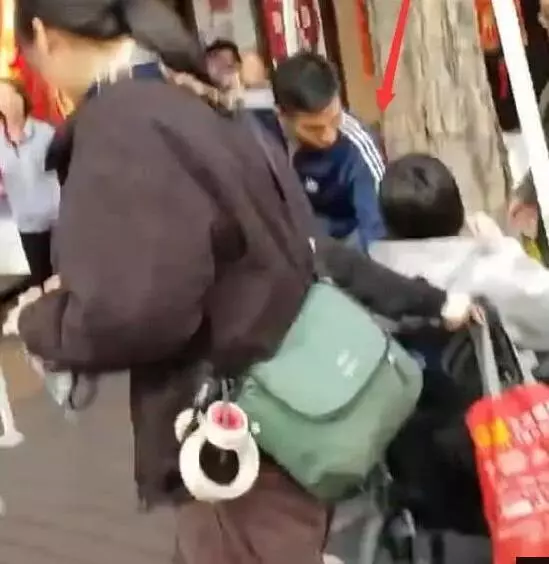 劉德華與殘疾人握手,一個細節引起了所有人的注意,人品好不好,一件小事看透徹 !