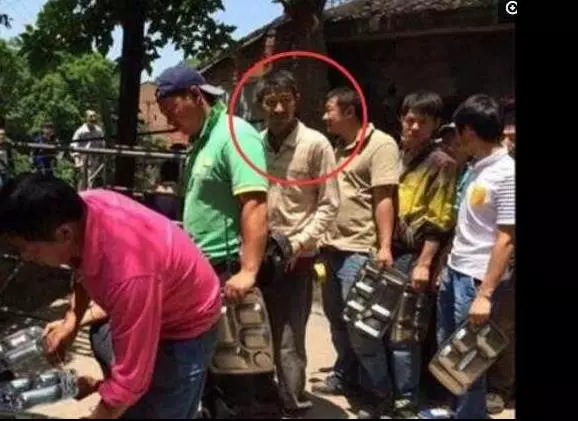 劉德華與殘疾人握手,一個細節引起了所有人的注意,人品好不好,一件小事看透徹 !