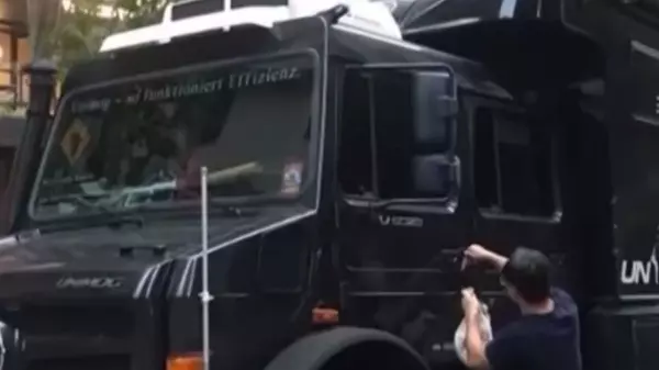 賓士千萬露營車,霸氣溢出停車格!網友驚見車主:果然是幹大事的人!