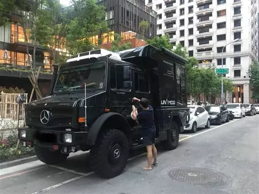 賓士千萬露營車,霸氣溢出停車格!網友驚見車主:果然是幹大事的人!