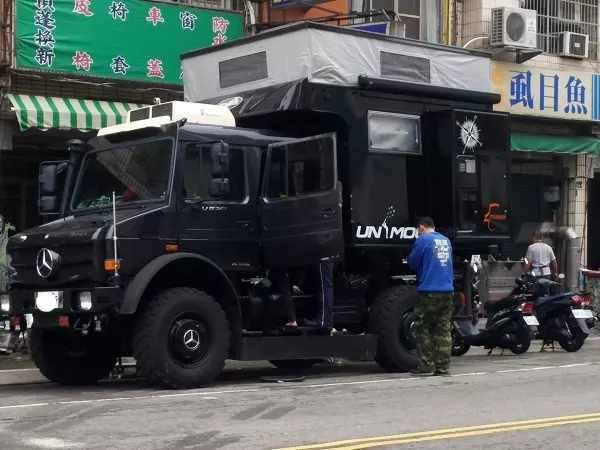 賓士千萬露營車,霸氣溢出停車格!網友驚見車主:果然是幹大事的人!