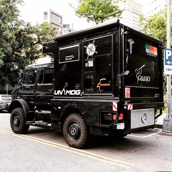 賓士千萬露營車,霸氣溢出停車格!網友驚見車主:果然是幹大事的人!
