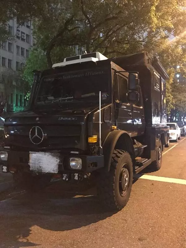 賓士千萬露營車,霸氣溢出停車格!網友驚見車主:果然是幹大事的人!