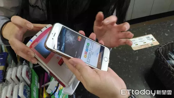 大陸比較進步?他大讚中國「出門不用帶錢包」超級方便 台中妹秒翻白眼:「台灣沒比較落後」