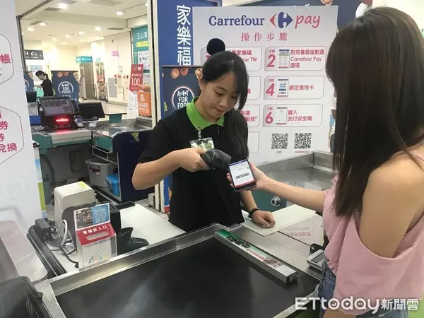 大陸比較進步?他大讚中國「出門不用帶錢包」超級方便 台中妹秒翻白眼:「台灣沒比較落後」