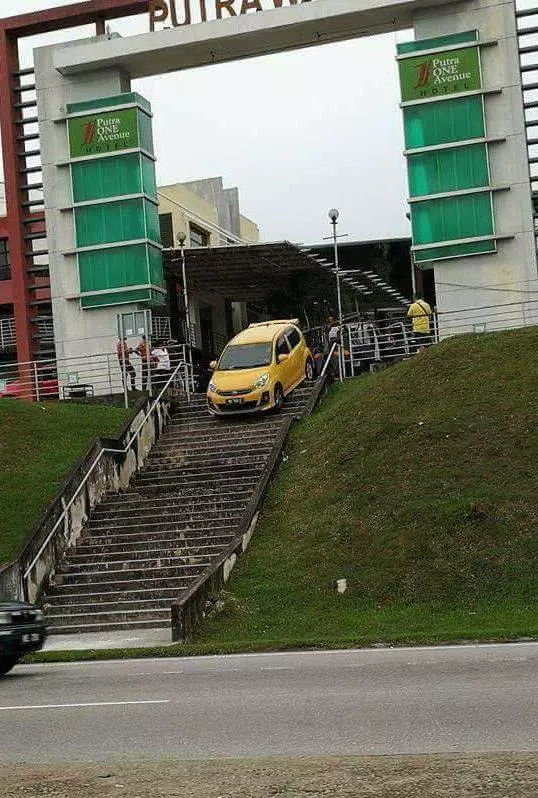 Myvi車主恐怖駕車技術! 原來車不只可以在馬路上行走,還可以飛天下水!