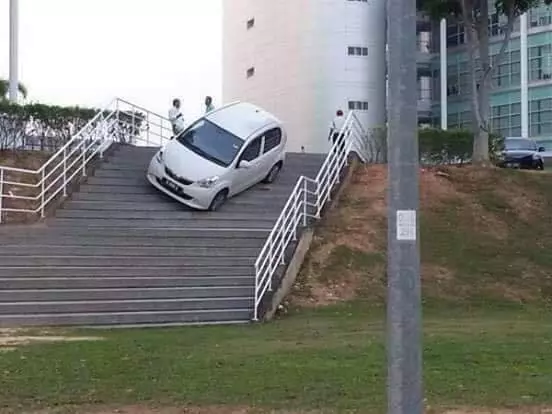Myvi車主恐怖駕車技術! 原來車不只可以在馬路上行走,還可以飛天下水!