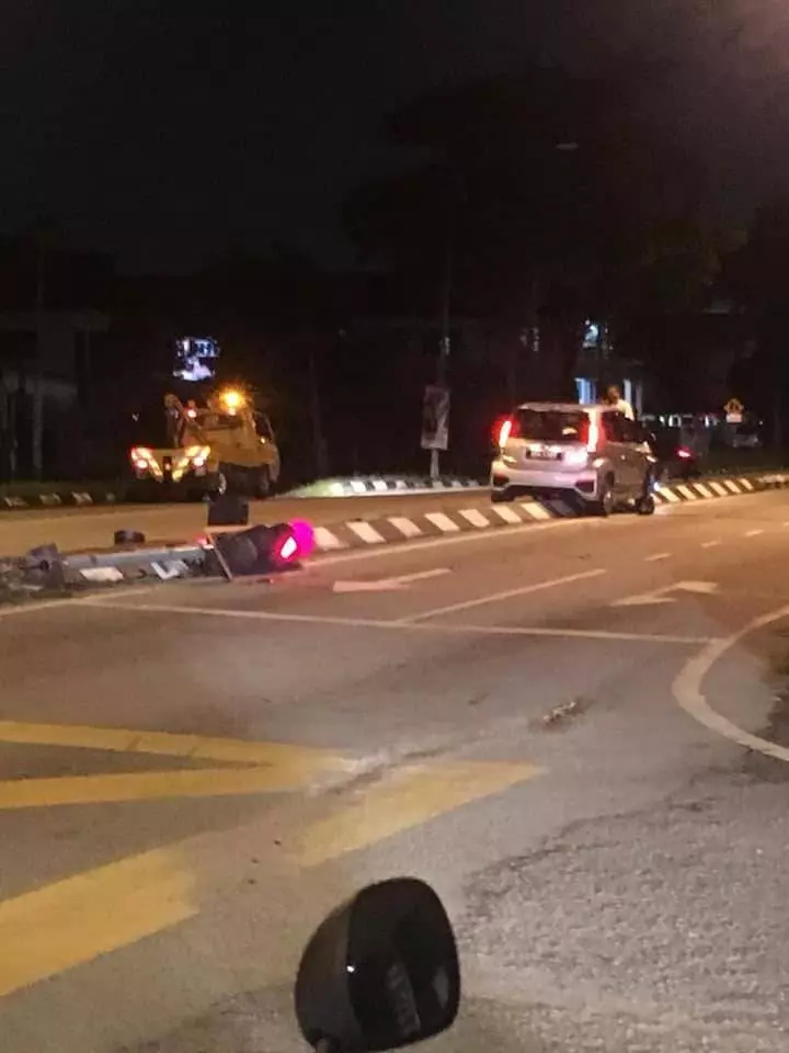 Myvi車主恐怖駕車技術! 原來車不只可以在馬路上行走,還可以飛天下水!