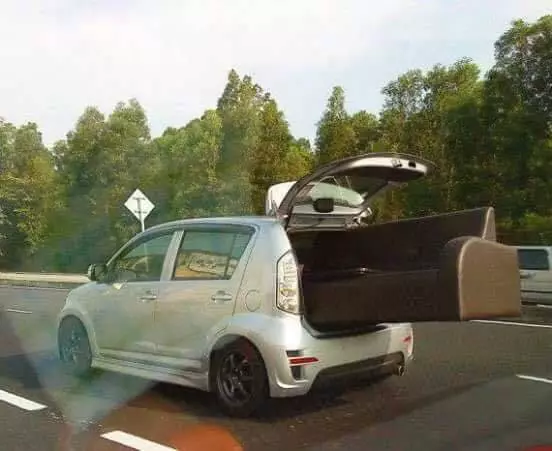 Myvi車主恐怖駕車技術! 原來車不只可以在馬路上行走,還可以飛天下水!