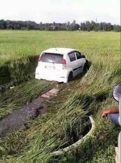 Myvi車主恐怖駕車技術! 原來車不只可以在馬路上行走,還可以飛天下水!