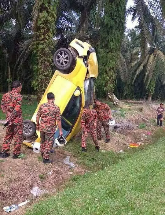 Myvi車主恐怖駕車技術! 原來車不只可以在馬路上行走,還可以飛天下水!