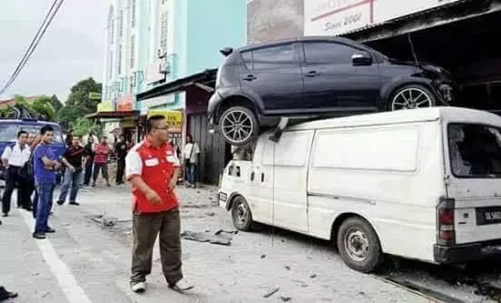 Myvi車主恐怖駕車技術! 原來車不只可以在馬路上行走,還可以飛天下水!