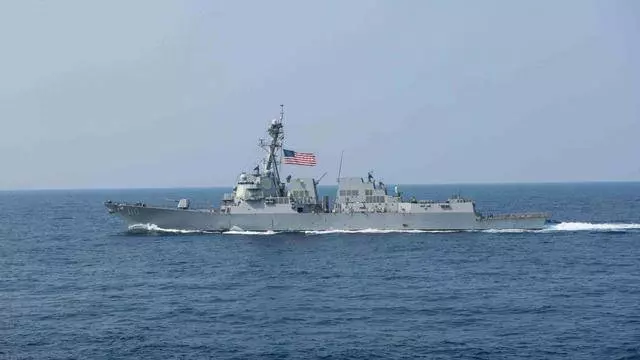 關於中國,美軍剛走危險一步,要拉攏20餘國一起闖南海?過分膨脹