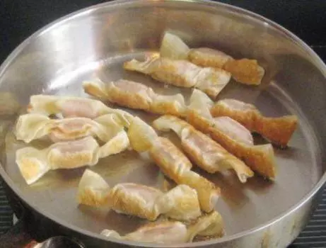 最近很火的一款小吃,用餛飩皮就能做,香酥脆口,零添加零失敗
