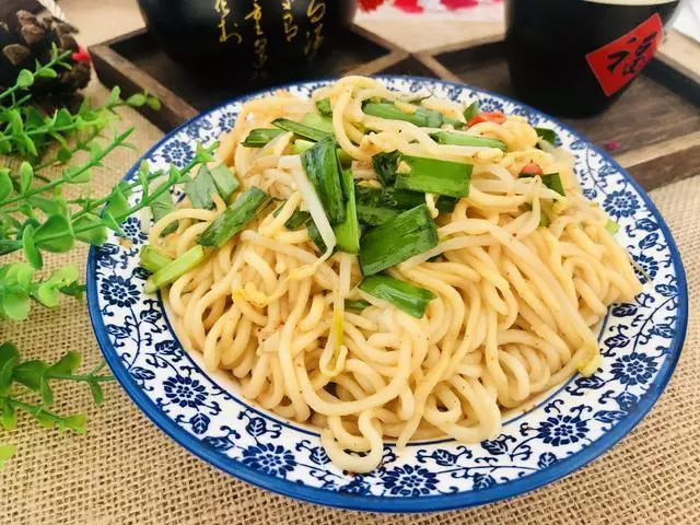 涼面好不好吃,關鍵在汁里,簡單2步就搞定,麻辣爽口一盤不夠吃