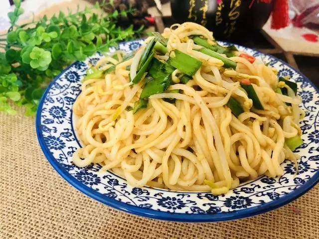 涼面好不好吃,關鍵在汁里,簡單2步就搞定,麻辣爽口一盤不夠吃