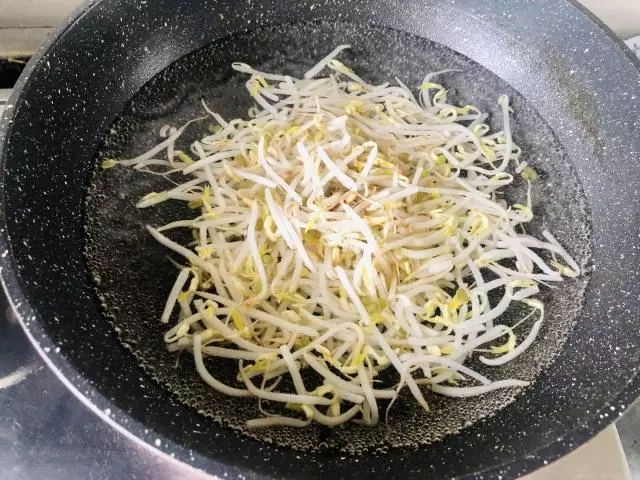涼面好不好吃,關鍵在汁里,簡單2步就搞定,麻辣爽口一盤不夠吃