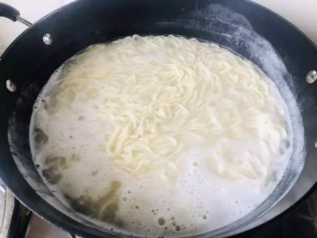 涼面好不好吃,關鍵在汁里,簡單2步就搞定,麻辣爽口一盤不夠吃