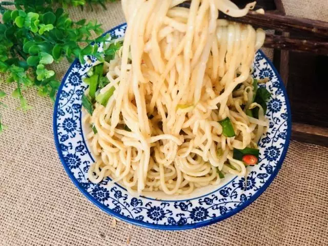 涼面好不好吃,關鍵在汁里,簡單2步就搞定,麻辣爽口一盤不夠吃