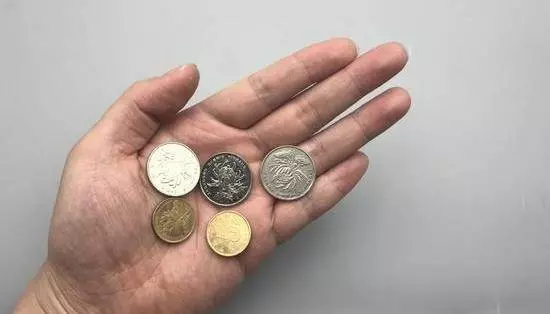 火車站騙子新式騙局,10個人8個會中招,遇到了難躲開,抓緊看看