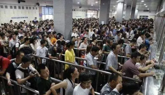 火車站騙子新式騙局,10個人8個會中招,遇到了難躲開,抓緊看看