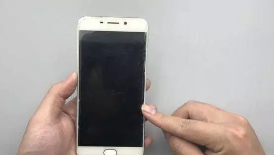 火車站騙子新式騙局,10個人8個會中招,遇到了難躲開,抓緊看看