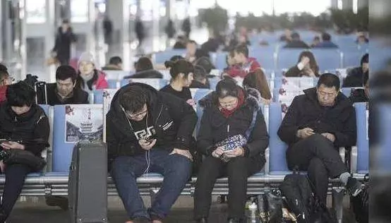 火車站騙子新式騙局,10個人8個會中招,遇到了難躲開,抓緊看看