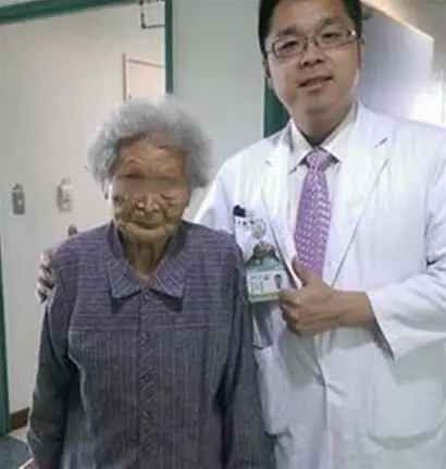 彰化陳醫生為85嵗阿嬤開刀,但被健保署刪醫療費!醫生「這麼回應」,網狂讚:「太霸氣了,這才是良醫」