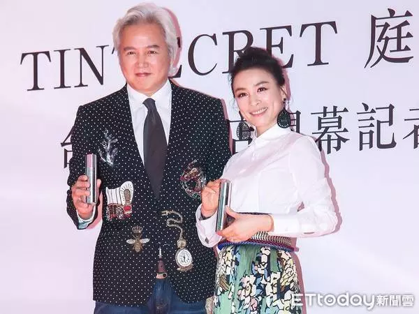 家裡全都是錢!林瑞陽做直銷傳「月賺20億是假的」? 網友靠照片「發現耳機露了餡」全都傻眼