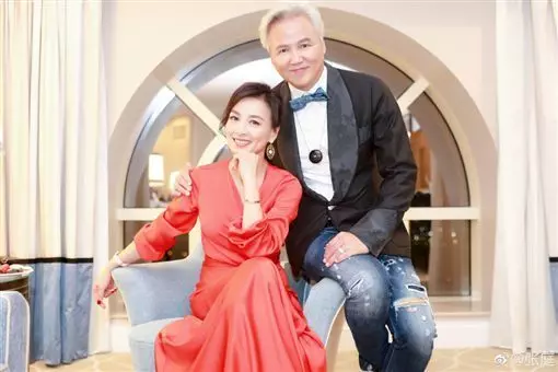 家裡全都是錢!林瑞陽做直銷傳「月賺20億是假的」? 網友靠照片「發現耳機露了餡」全都傻眼