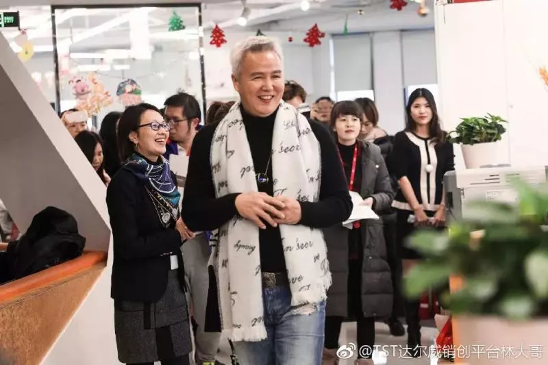 家裡全都是錢!林瑞陽做直銷傳「月賺20億是假的」? 網友靠照片「發現耳機露了餡」全都傻眼
