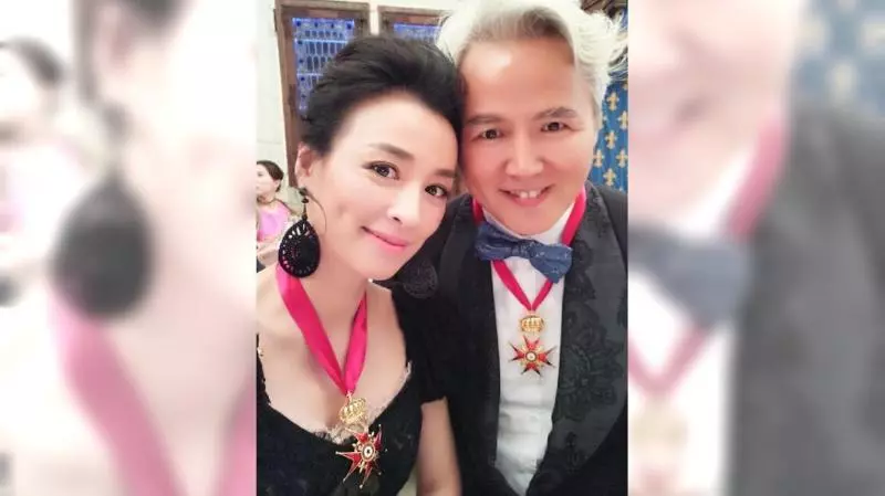 家裡全都是錢!林瑞陽做直銷傳「月賺20億是假的」? 網友靠照片「發現耳機露了餡」全都傻眼