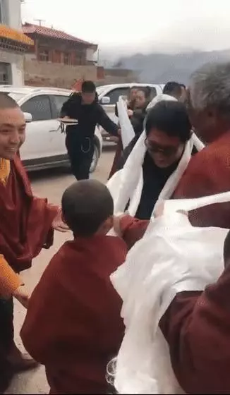 57歲利智陪李連杰現身禮佛,穿海清長衫疑已皈依佛門
