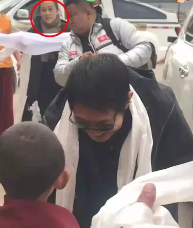 57歲利智陪李連杰現身禮佛,穿海清長衫疑已皈依佛門