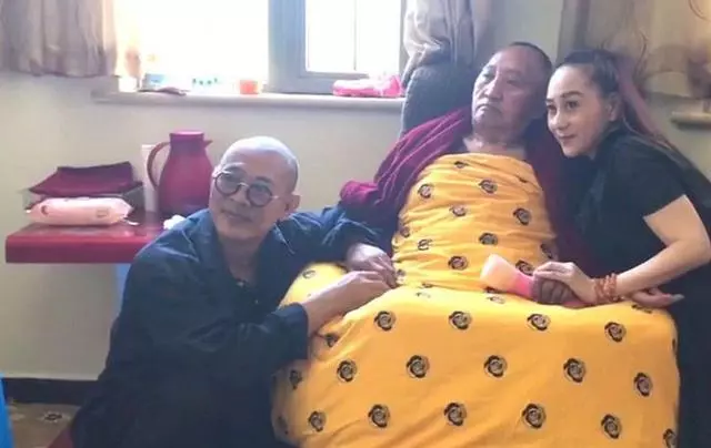 57歲利智陪李連杰現身禮佛,穿海清長衫疑已皈依佛門