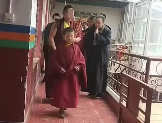 57歲利智陪李連杰現身禮佛,穿海清長衫疑已皈依佛門