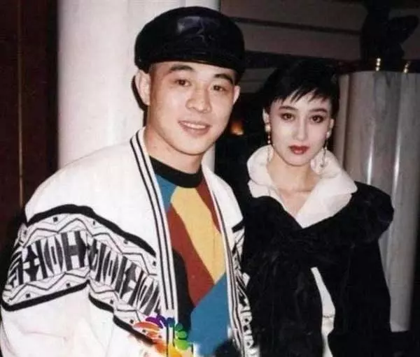 57歲利智陪李連杰現身禮佛,穿海清長衫疑已皈依佛門