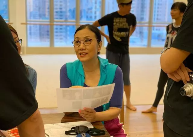 汪明荃淡妝現身,衣著休閒為演唱會練舞,72歲精神奕奕不輸年輕人