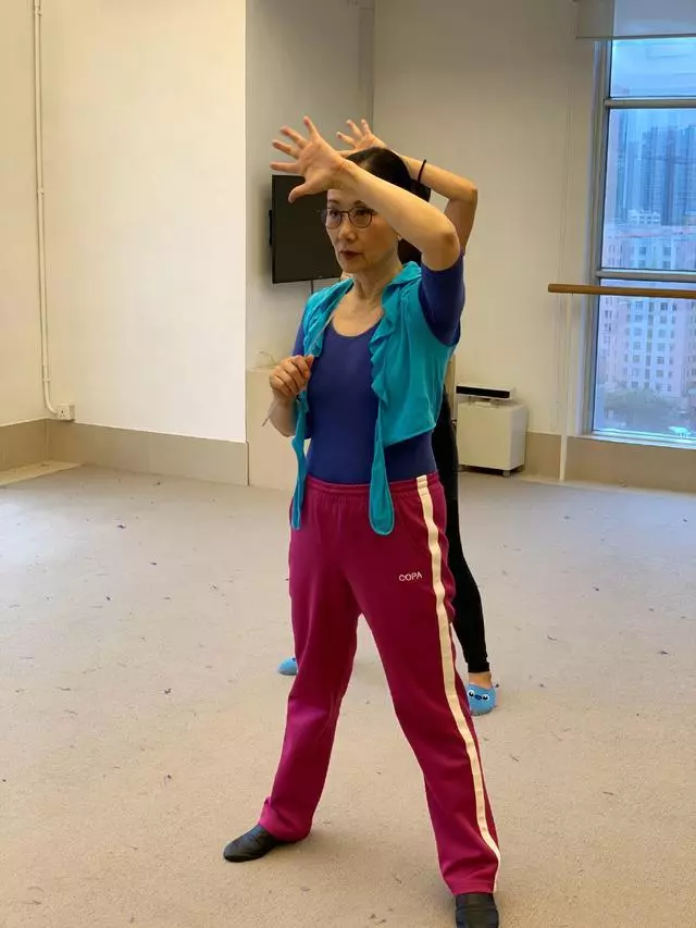 汪明荃淡妝現身,衣著休閒為演唱會練舞,72歲精神奕奕不輸年輕人