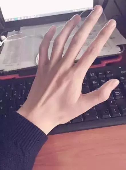 心理測試:三隻手,哪只是男人的?測你看人的眼光究竟有多凖