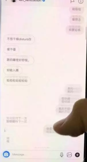 《新加坡》「」藝人「」私下玩笑開的真「」露骨「」,心靈、(肉體)、膝蓋淤青...充滿「」性「」暗示