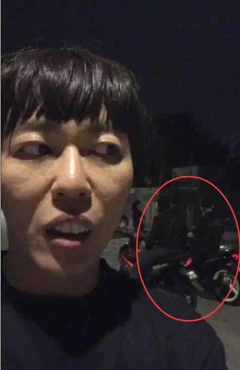 《好可憐》新加坡「隔壁」治安真不敢恭維,「」網紅「」半夜街頭拍打劫竟遭真「」劫匪「」