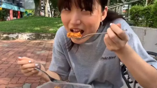 《新加坡》女學生為環保垃圾桶里「覓食」,網友大呼:「」噁心「」